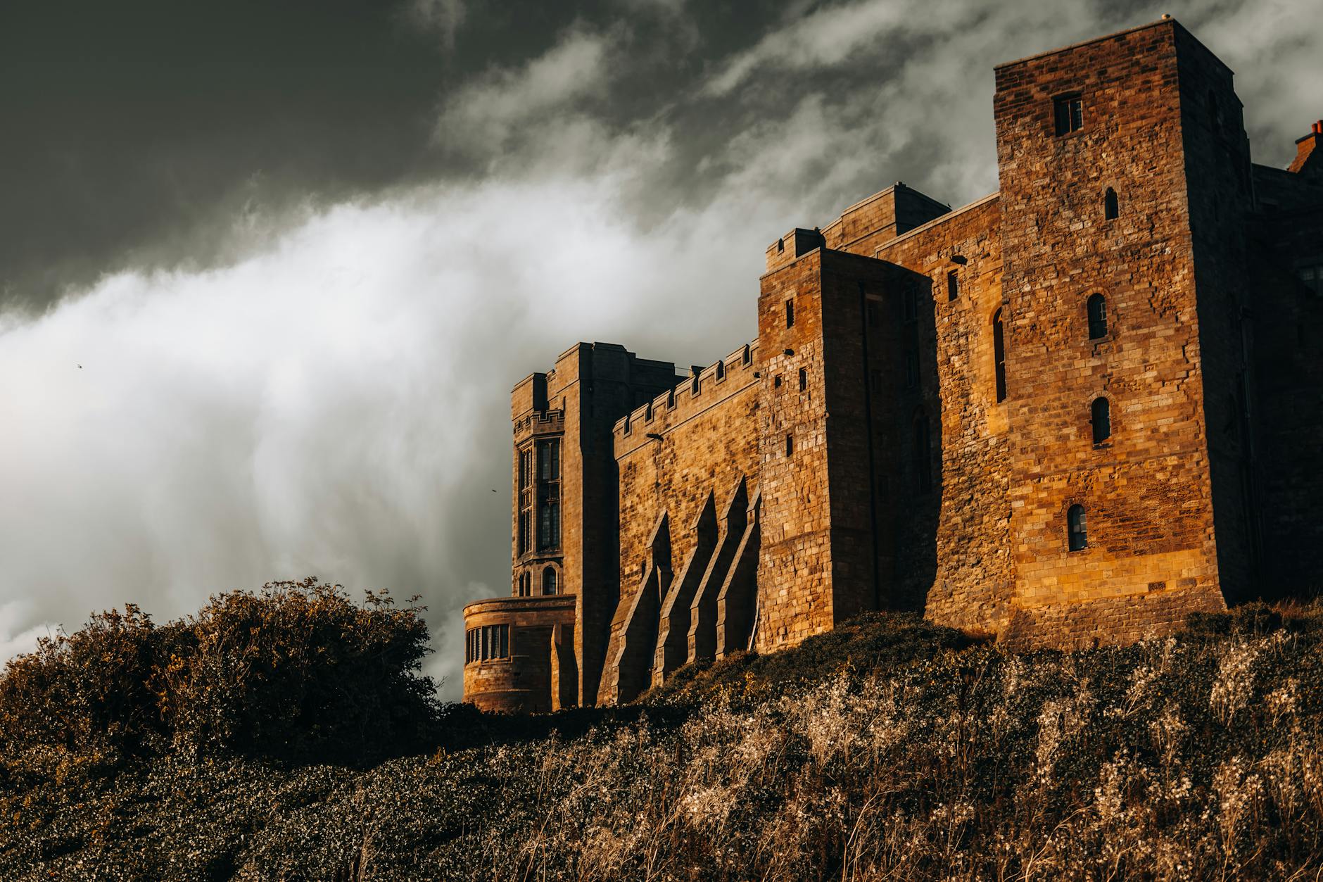 Mittelalterliches Schloss bei Sonnenuntergang