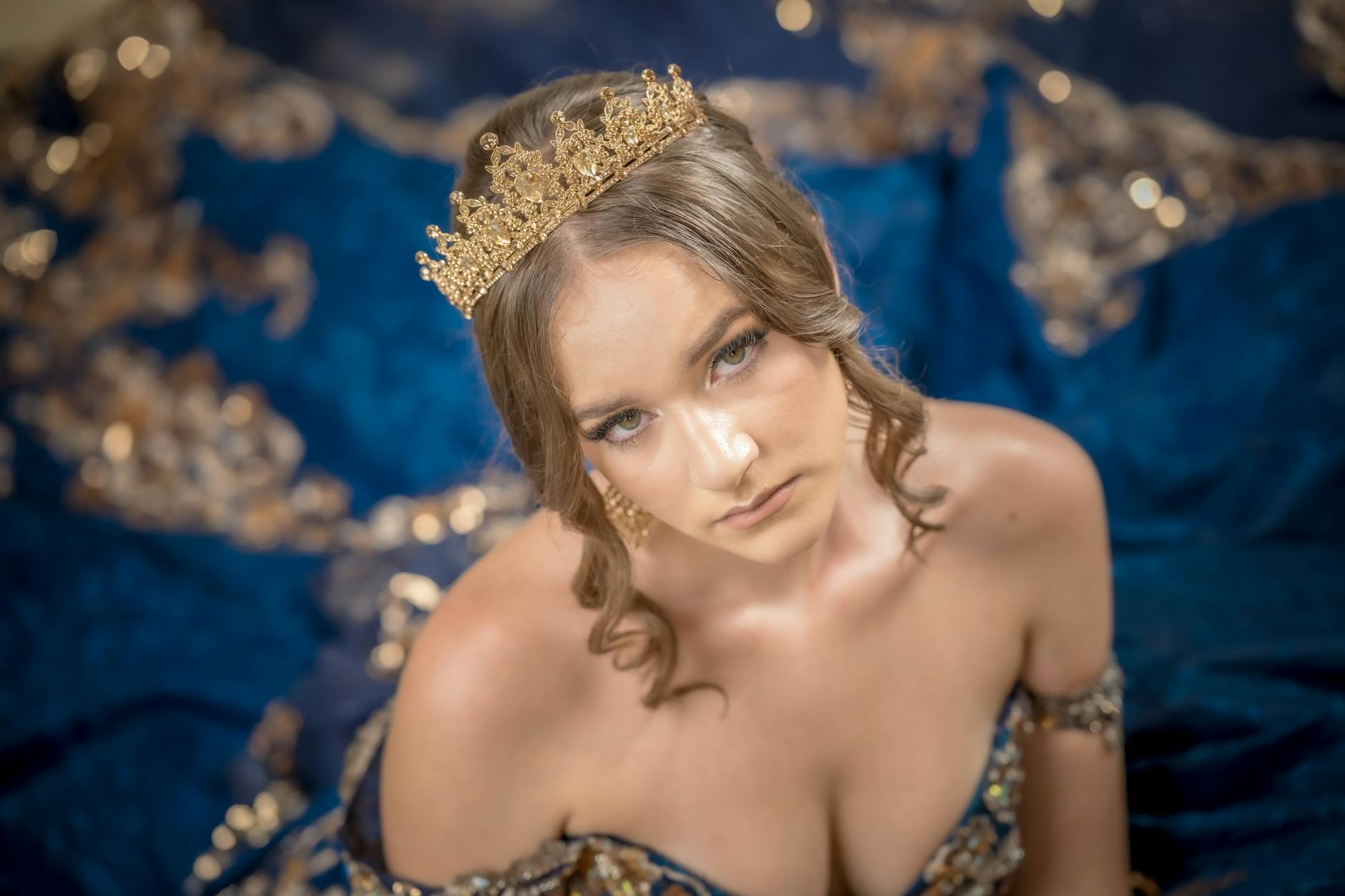 Königin Jane in elegantem Kleid mit goldener Krone